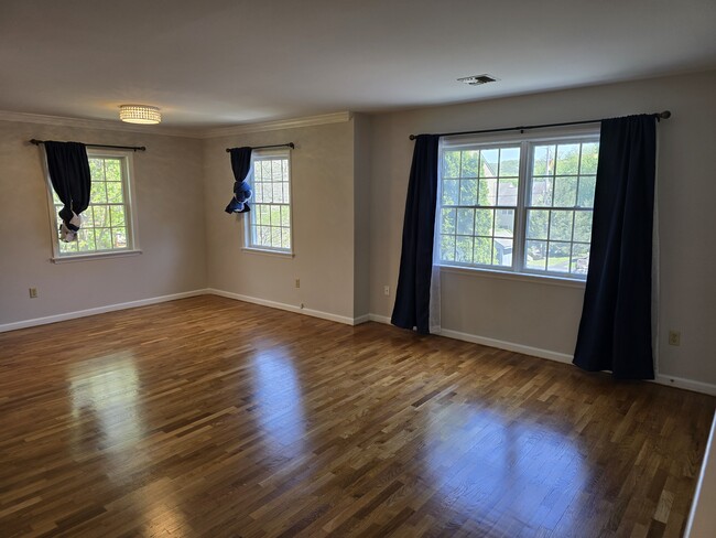 Living room/Dining room - 13 Autumn Leaf Ct