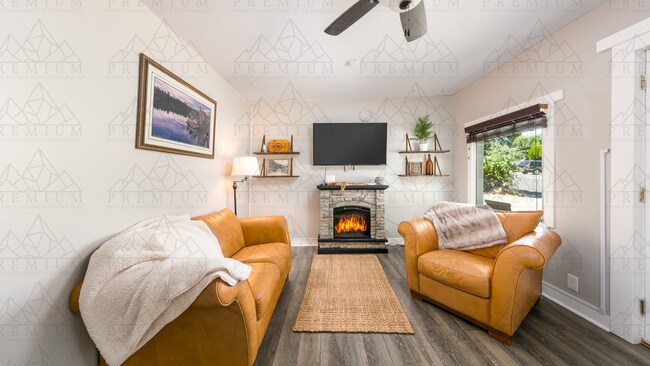 Building Photo - Updated 2 Bedroom 1 Bath Home