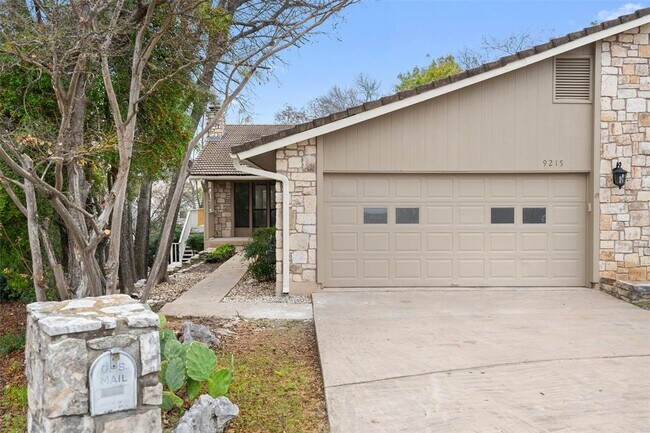 Foto del edificio - 9215 Knoll Crest Loop