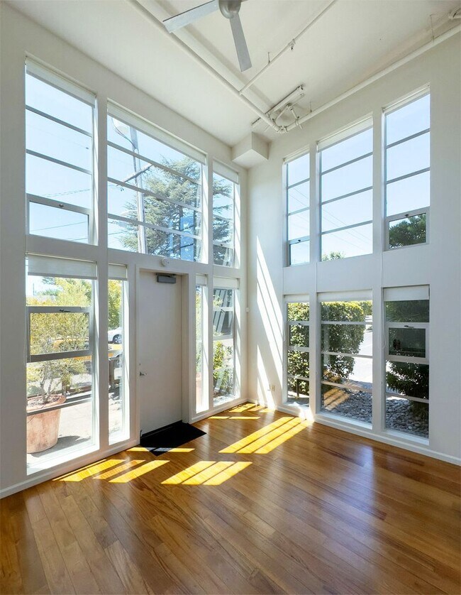 Building Photo - Updated 1bd/2ba Loft Close to Downtown Son...