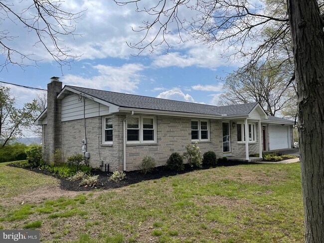 Building Photo - 19 Pine Ridge Rd