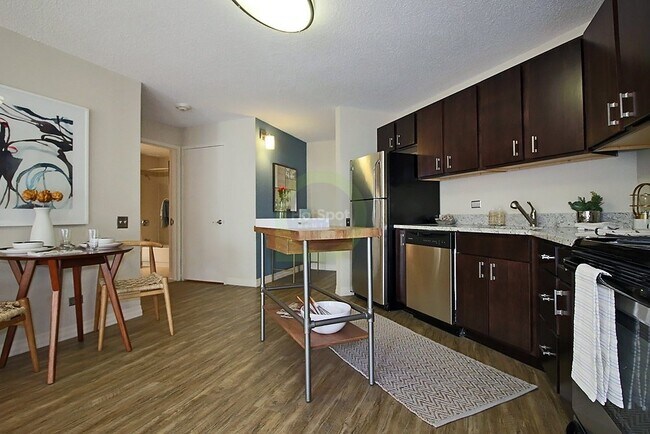Photo - 32 W Chestnut St (Chicago, IL) Apartment