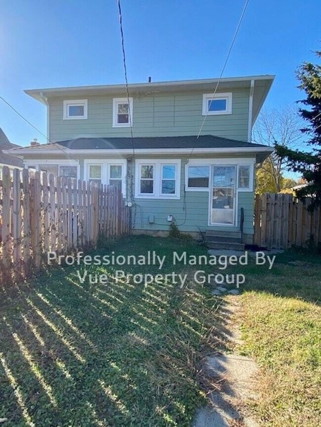 Building Photo - 761 N Riley Ave