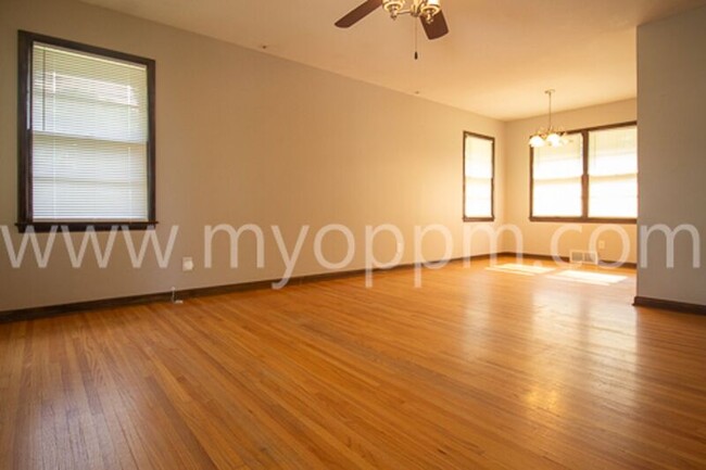 Foto del edificio - 7467 Rogers Rd