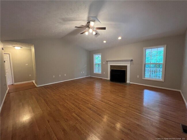 Building Photo - 3910 Sarasota Dr
