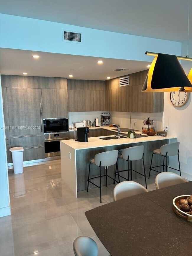 Foto del edificio - 17550 Collins Ave