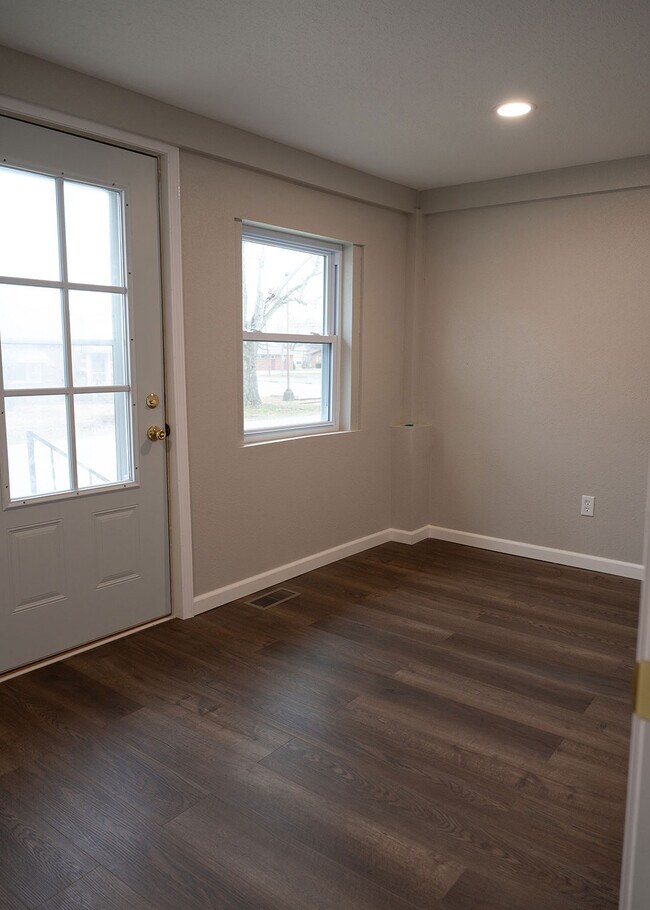 Foto del edificio - 115 E 6th St