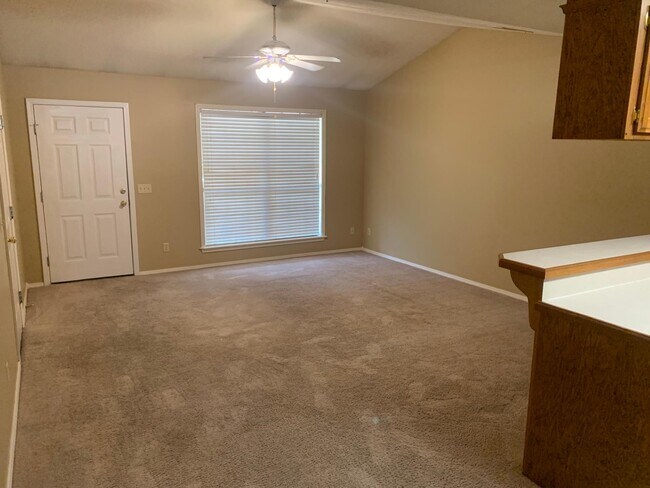 Foto del edificio - 2620 W C St