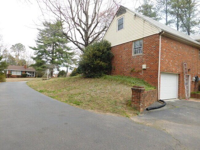 Foto del edificio - 10201 Garfield Rd