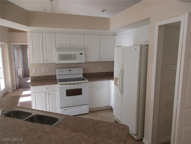 Building Photo - 3303 SW 8th Ct