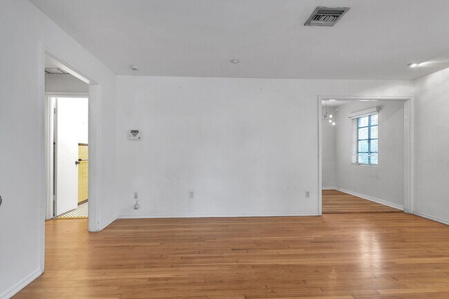 Building Photo - 722 N L St