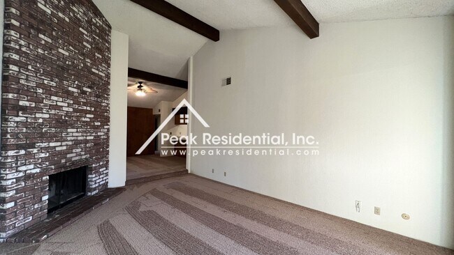 Building Photo - 2bd/1ba Duplex with 2 Car Garage- Minutes ...