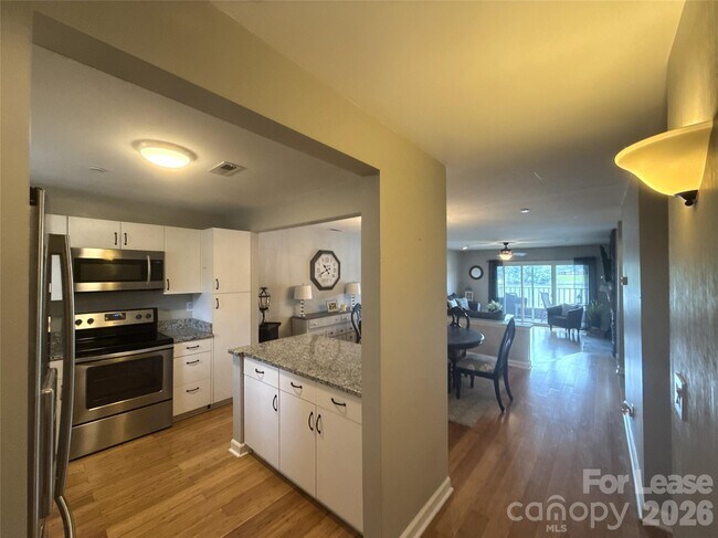 Foto del edificio - 9817 Emerald Point Dr