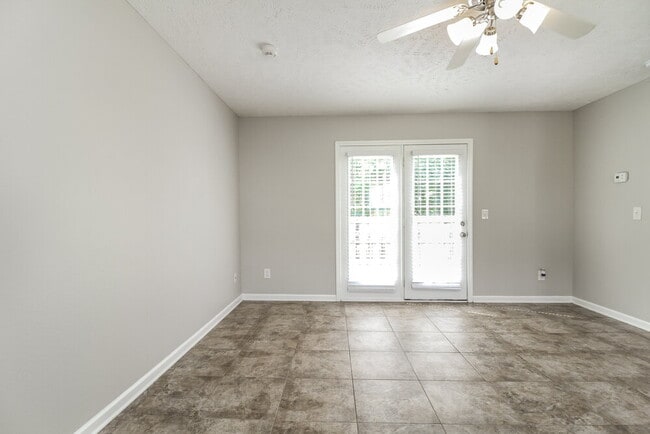 Building Photo - 127 Lyndhurst Dr