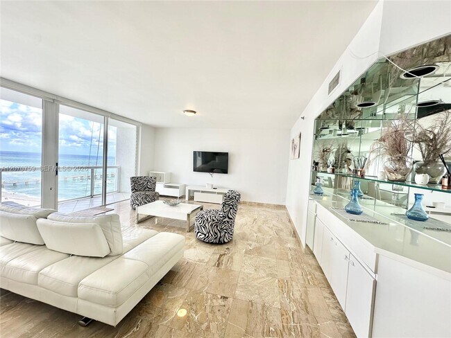 Foto del edificio - 16425 Collins Ave