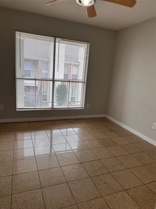Building Photo - 3900 Woodchase Dr