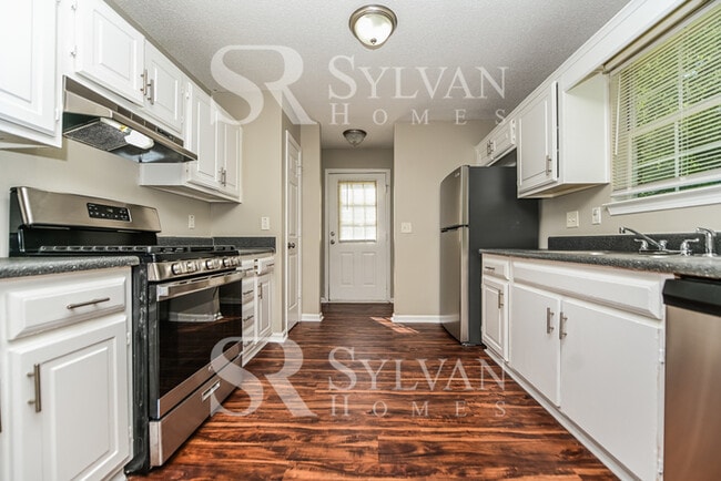 Building Photo - Enjoy one-level living in this 3 bedroom, ...