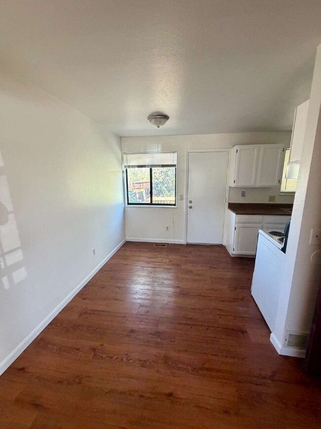 Building Photo - Don't Miss This 3 Bedroom Home Located In A Charming Aurora Neighborhood!