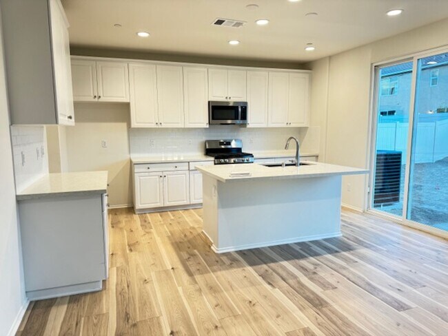 Foto del edificio - Newly built 5 + 3 With Solar! $3800