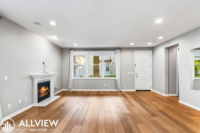 Foto del edificio - Highly Upgraded 4 Bed, 4.5 Bath Condo Available in Pacific Shores!