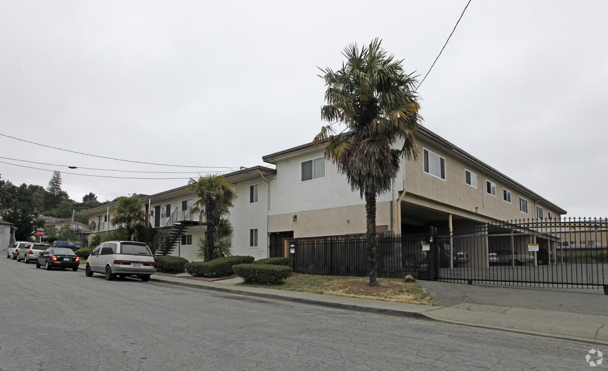Building Photo - Four Seasons Castro Valley