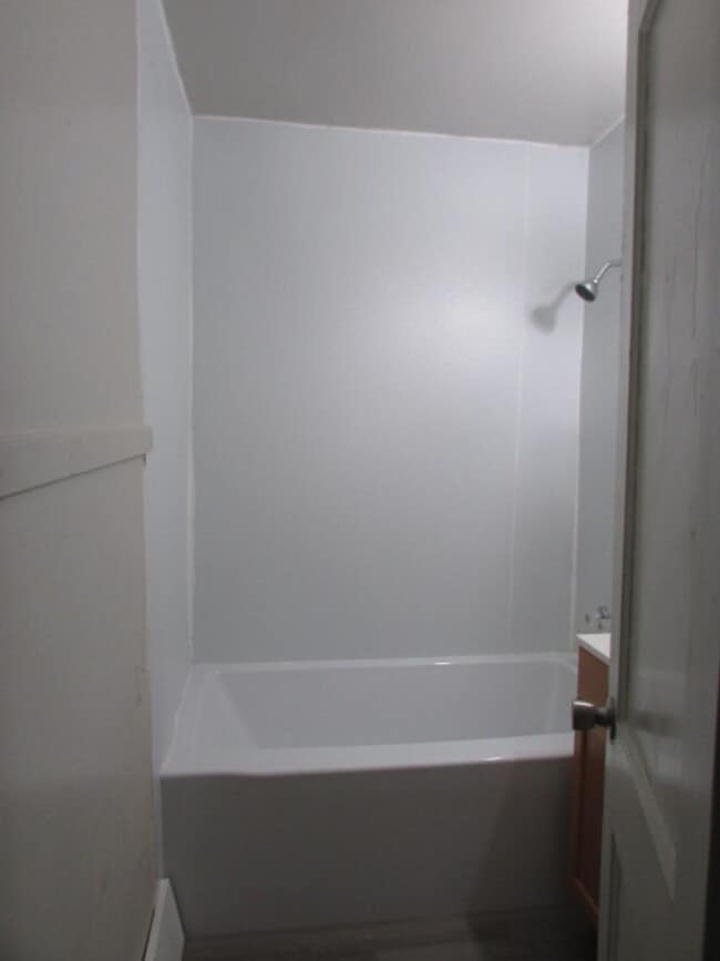 Building Photo - Renovated Three Bedroom/One Bath Duplex