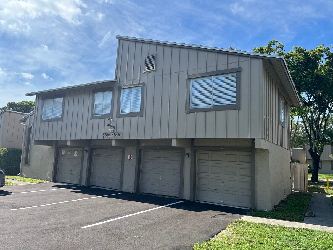 Foto principal - 5870 NW 22nd St