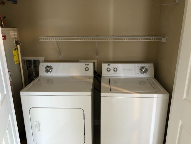 Foto del edificio - 3B/3B Townhome With A Fenced Yard Available Fall 2026!