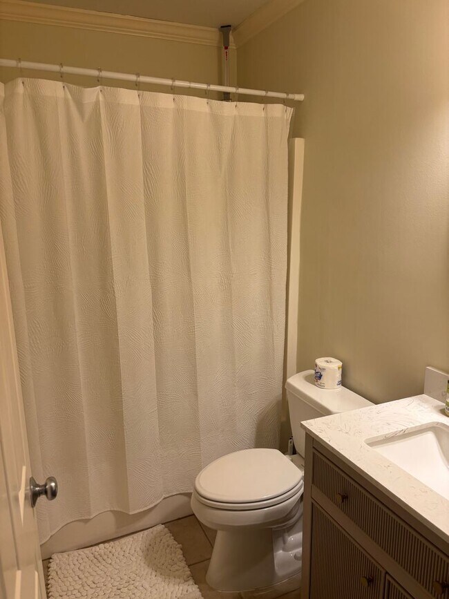 Building Photo - Furnished 6 Month Rental
