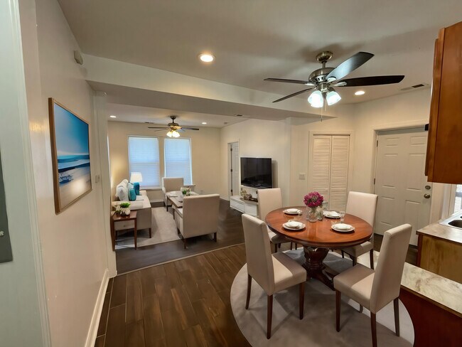 Building Photo - 1635 W 57th St