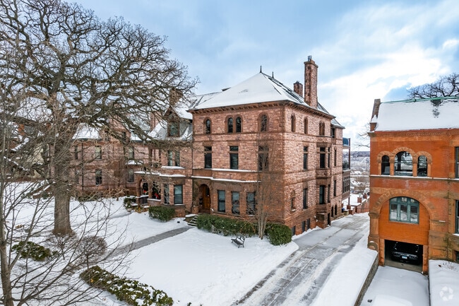 Building Photo - 322 Summit Ave