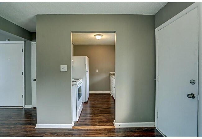 Building Photo - 501 Laurel DR NW
