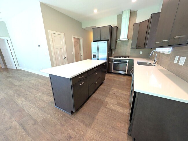 Foto del edificio - Stunning Contemporary 2 story, 4 bedroom, 3 full bath home is Located in the Merry Oaks Community!