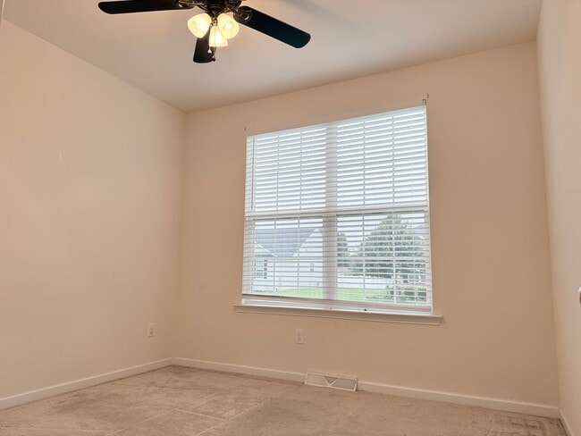 Building Photo - Spacious 3 Bed, 2 Bath Home in Desirable P...