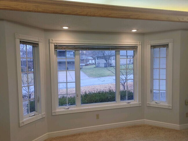Building Photo - 5 bedroom, 4.5 bath