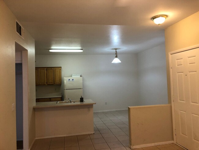 Foto del edificio - 2nd floor unit in gated East side communit...