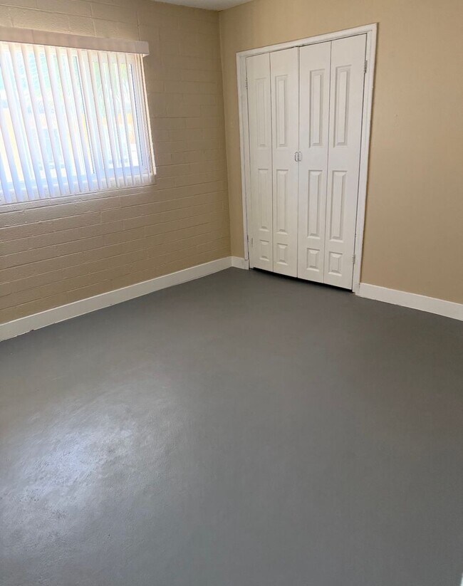 Foto del edificio - 2117 Ballard Dr