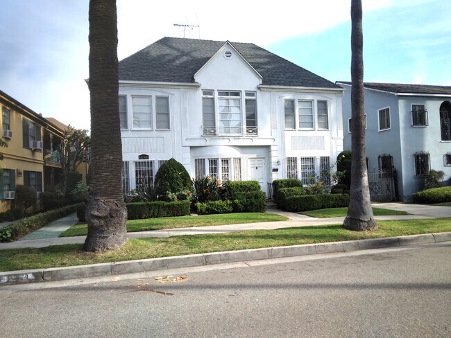 MAIN FLOOR SIDE APT - 442 S Palm Dr