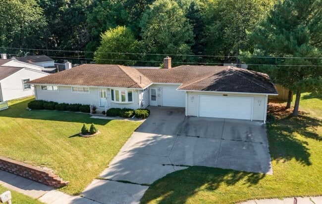 Building Photo - 1735 Forest Dr