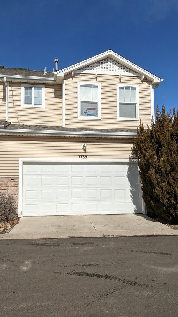 Building Photo - TWO STORY TOWNHOME WITH 2-CAR GARAGE IN FO...