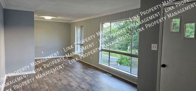 Foto del edificio - Fresh Painted 3 BR 1.5 BA in Red Bank for ...