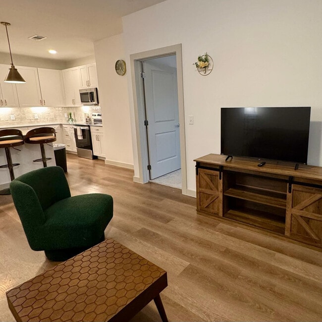 Foto del edificio - 1301 Leah Ave