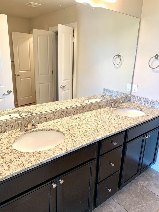 Foto del edificio - 3 Bedroom Townhome for Rent in Rogers!