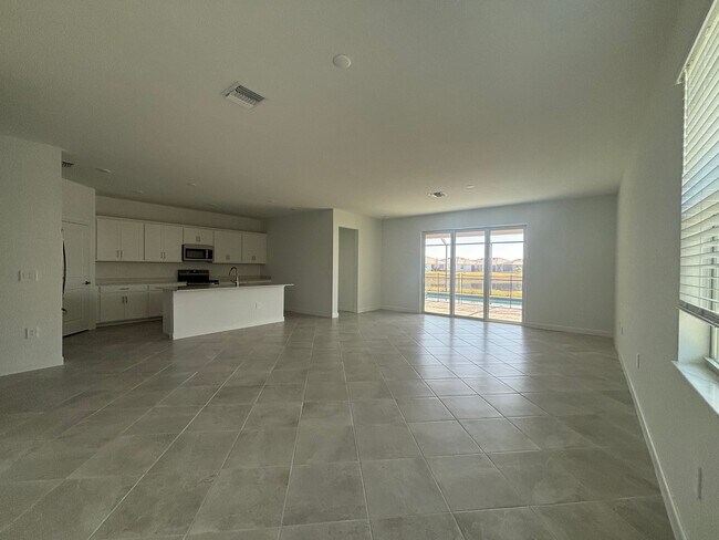 Building Photo - 7869 Lakes Edge Ln