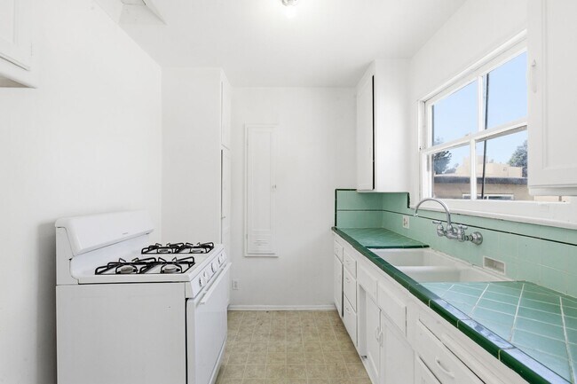 Interior Photo - 343 S Occidental Blvd