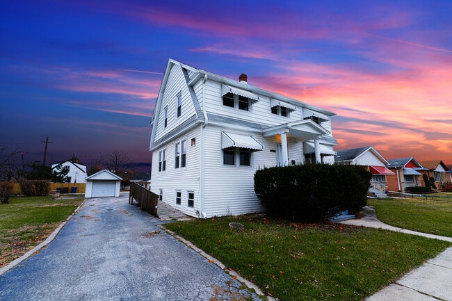 Building Photo - 14517 Blaine Ave