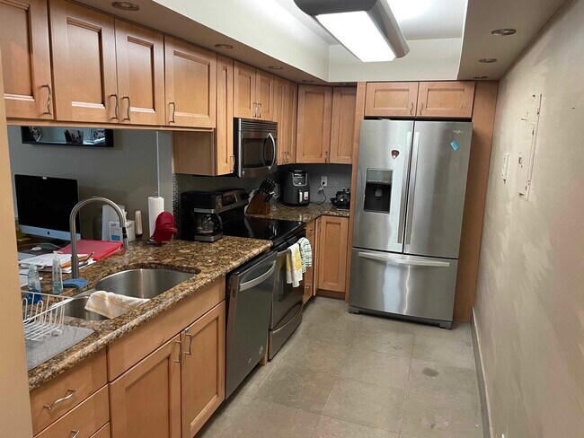 Building Photo - 615 NE 12th Ave