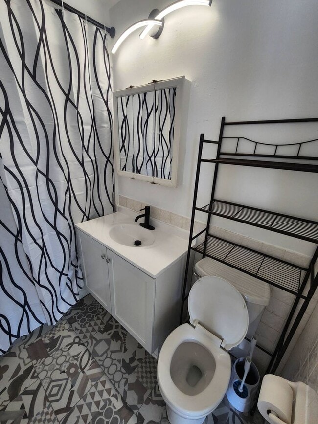 Building Photo - Charming 3-Bedroom Property in Prime Location