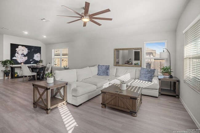 Building Photo - 3 Bedroom/2 Bath Potranco Run Subdivision