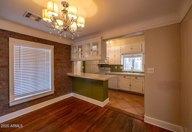 Foto del edificio - 918 E Whitton Ave